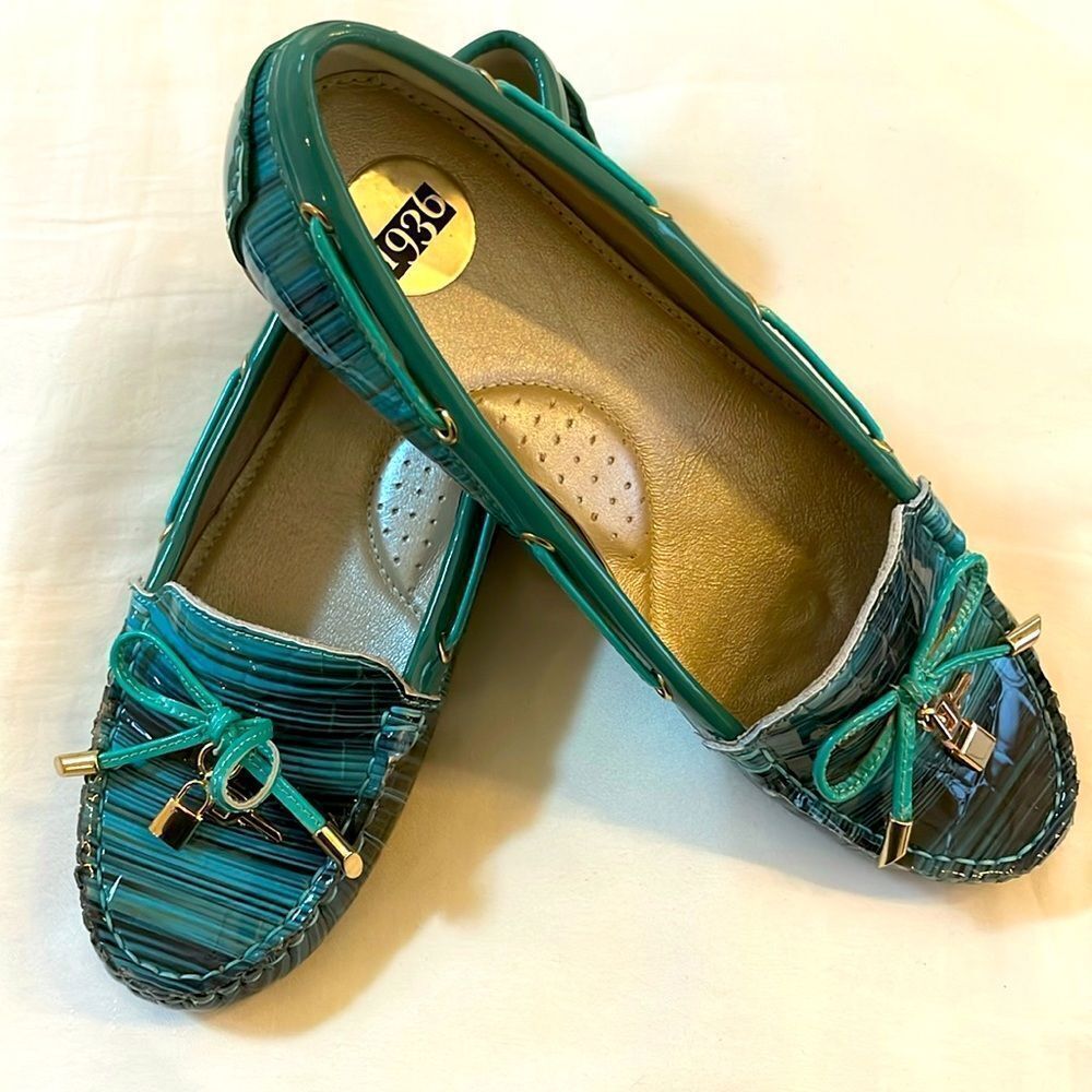 1936 MULTICOLOR BOW MOCCASINS.   NICELY PADDED FOR COMFORT.  NEW IN BOX